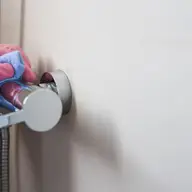 Cum să previi depunerile de calcar și rugină în baie. Trucuri practice